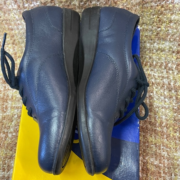 Dr. Scholl's Navy Leather Walking Shoes Walker Sneaker Women 8 Medium New W/ Box - Picture 4 of 8